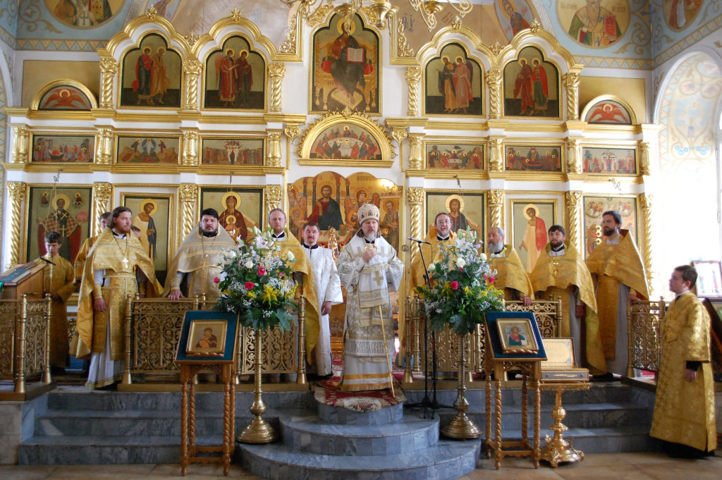 Архиепископ Егорьевский Марк совершил Божественную Литургию в храме Рождества Христова в Митине