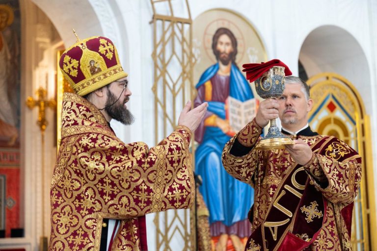 Архиепископ Зеленоградский Савва совершил Божественную литургию в храме князя Владимира в Тушине
