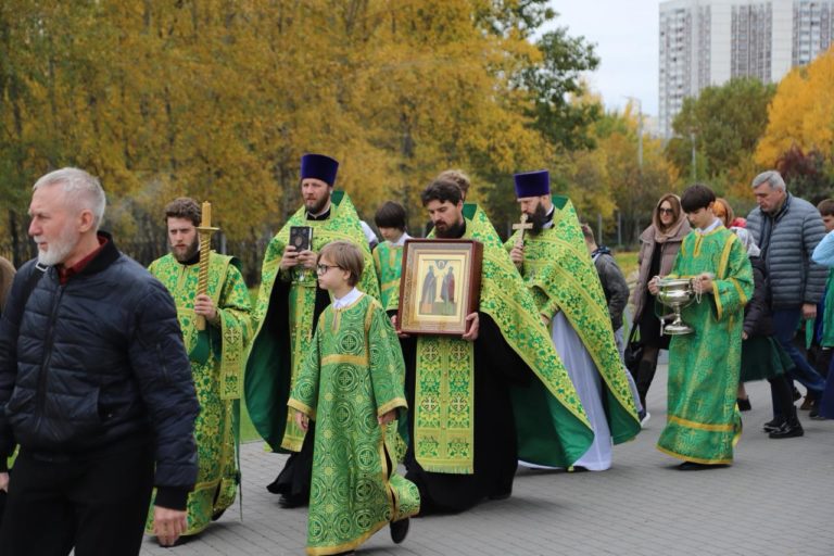 Храм равноапостольных Константина и Елены в Митине отметил малый престольный праздник