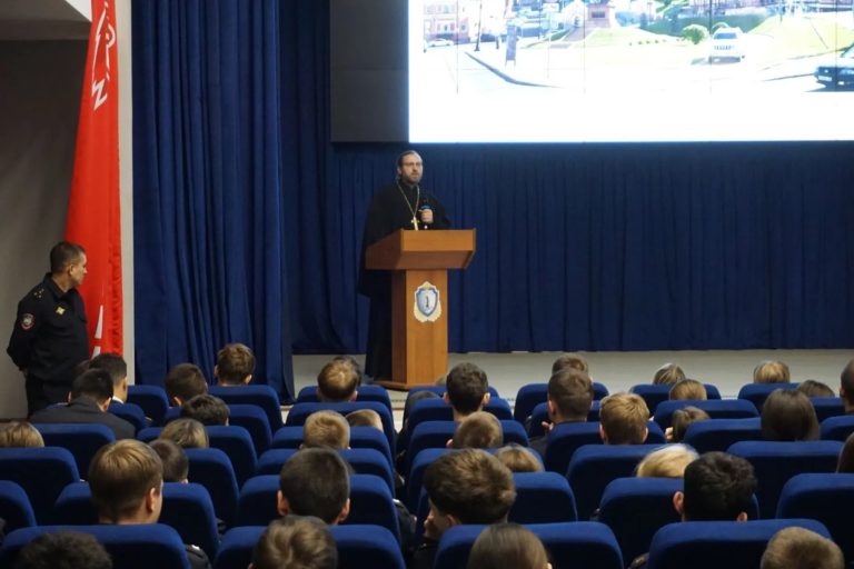 Священник побеседовал со студентами Колледжа полиции о Дне народного единства