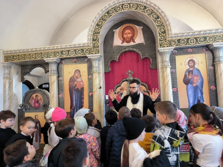 Ученики школы № 1544 посетили храм равноапостольных Константина и Елены в Митине