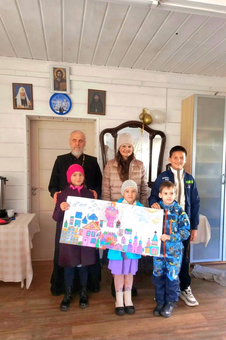 Воспитанники воскресной школы при храме Димитрия Донского подготовили плакат к празднику Покрова