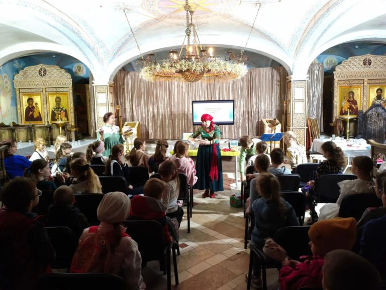 В воскресной школе храма Новомучеников и Исповедников Российских в Строгине прошёл театрализованный урок по сказке монаха Лазаря